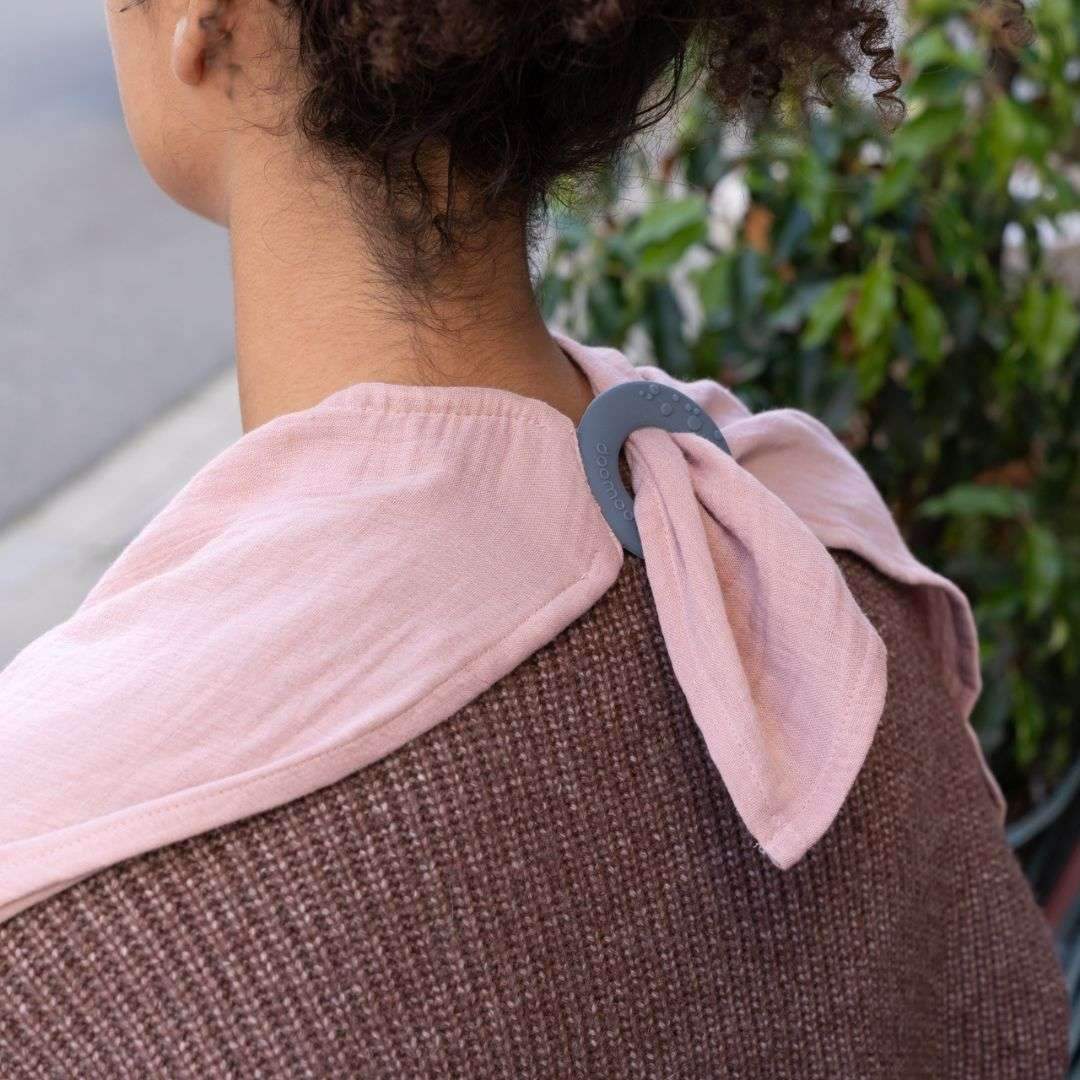 Tablier d'allaitement Mom'N Play Doomoo - Rose - Doomoo - Accessoires d'allaitement pour bébé Maroc -www.babyboss.ma