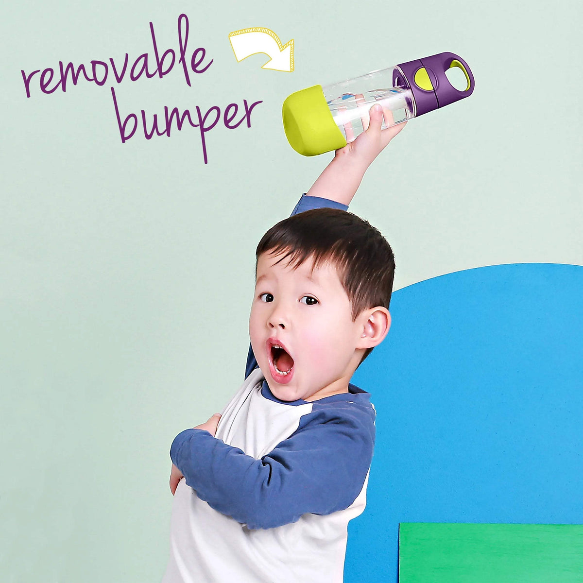 Enfant brandissant une gourde b.box Tritan violette à base verte amovible (autre coloris)