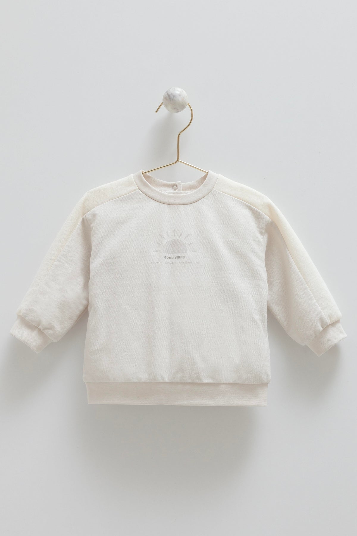 Sweat Caramell à manches longues, imprimé soleil Good vibes, col rond avec pressions dans le dos – Babyboss.ma