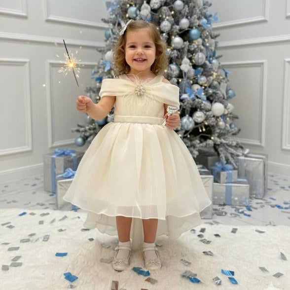 Robe de fête col bardot fille blanc crème avec bijou brillant, portée par une petite fille – Babyboss.ma
