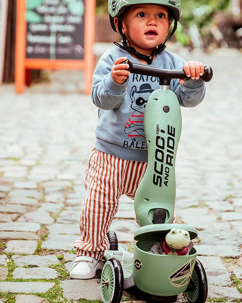 scoot_and_ride_trottinette_2en1_highwaykick_1_lifestyle_-_green_lines-47065513951543-bebe-babyboss.ma-maroc - Babyboss.ma -bebe-maroc