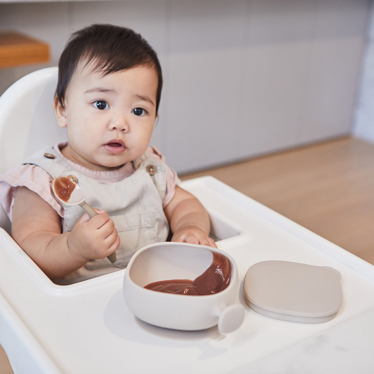 Bol en Silicone avec Couvercle et Ventouse b.box - latte - b.box - Bowls pour bébé Maroc -www.babyboss.ma