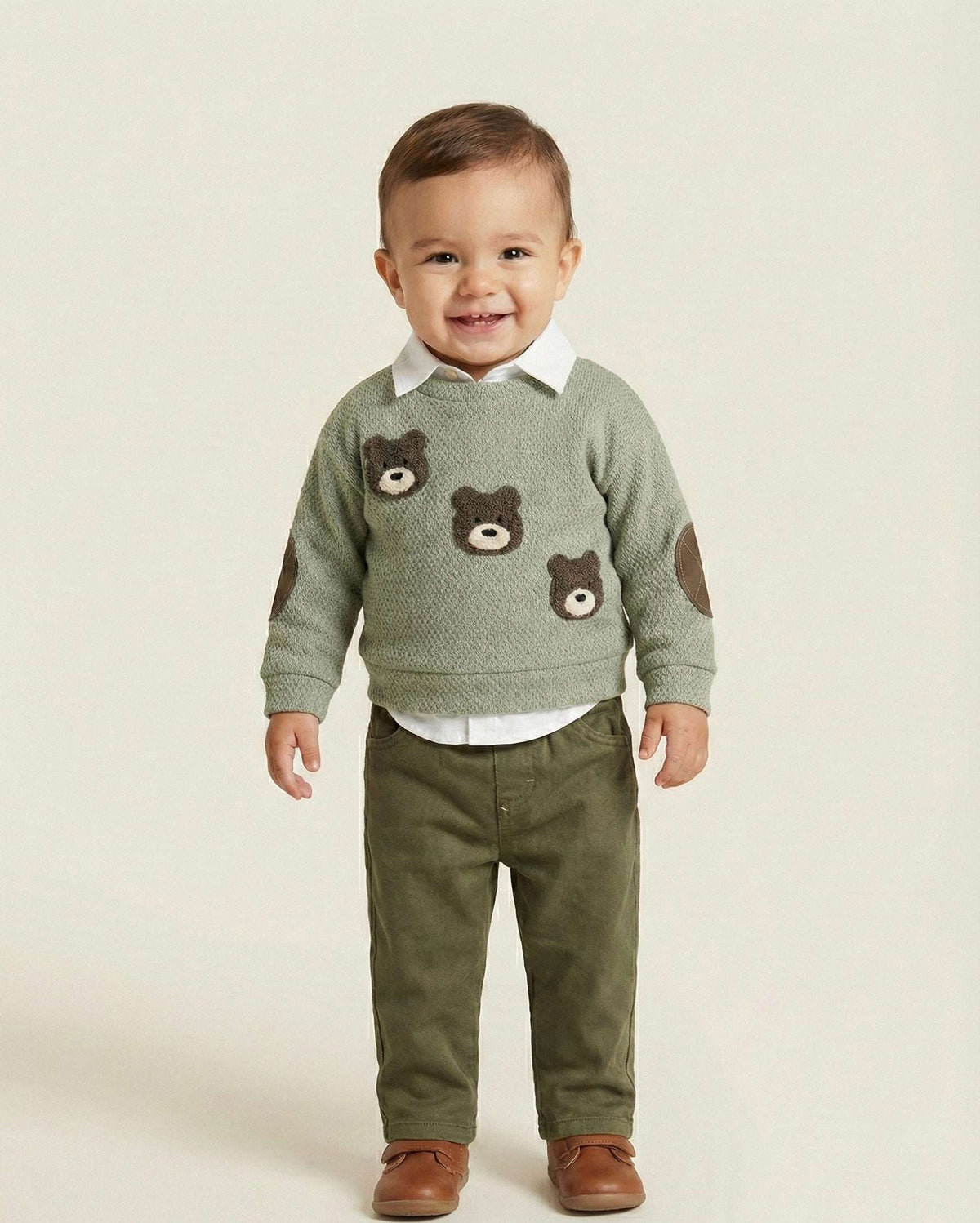 Bébé debout portant l’ensemble Jolly Pop vert avec pull à oursons et pantalon kaki