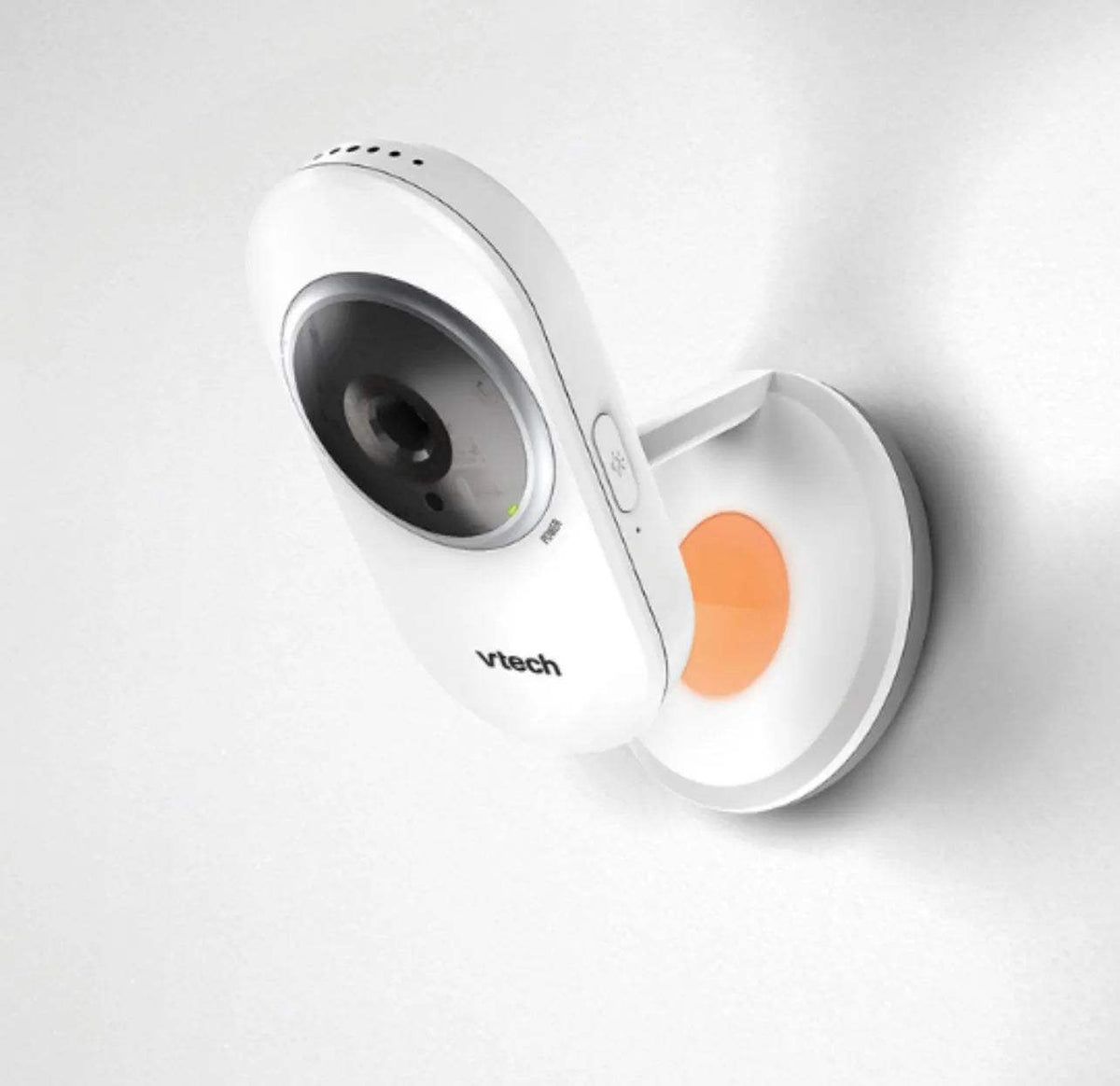 Caméra du babyphone Vtech Clear Plus fixée au mur sur son support avec veilleuse orange