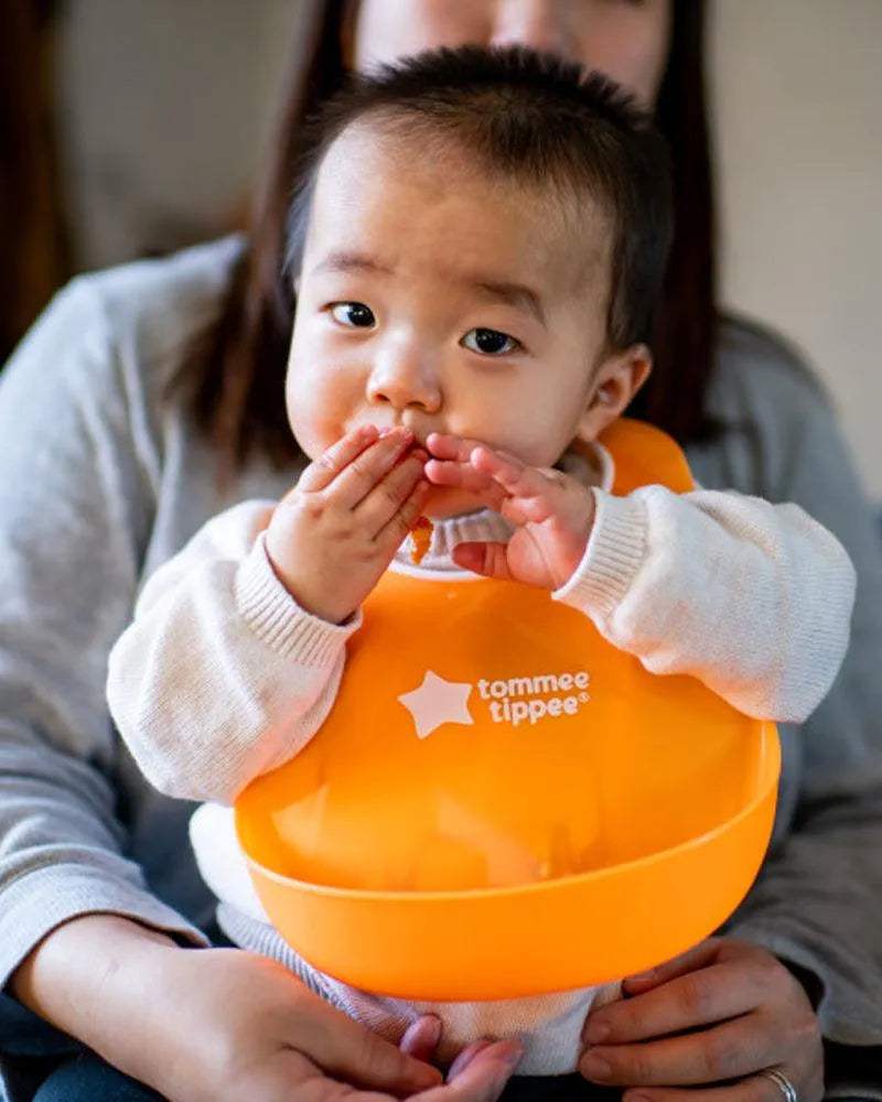 bavoir-tommee-tippee-avec-fermoir-reglable-orange-babyboss-ma-tommee-tippee-pour-bebe-maroc-2 - Babyboss.ma -bebe-maroc