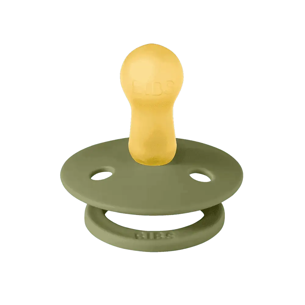 Sucette BIBS Colour Olive vert olive vue de côté, tétine ronde en caoutchouc naturel