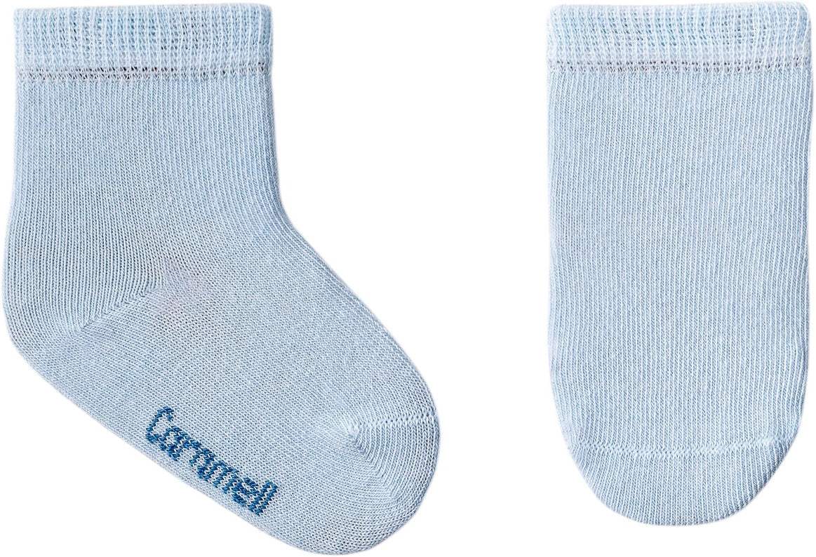 Chaussette bébé Caramell bleu clair, logo bleu sous le pied