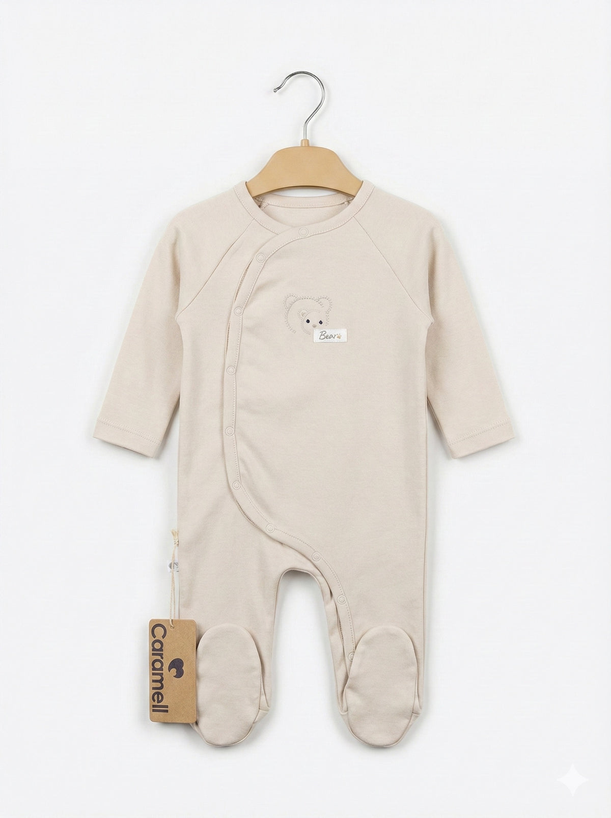 Grenouillère bébé Caramell sable à pressions croisées, ourson brodé et pieds intégrés – Babyboss.ma