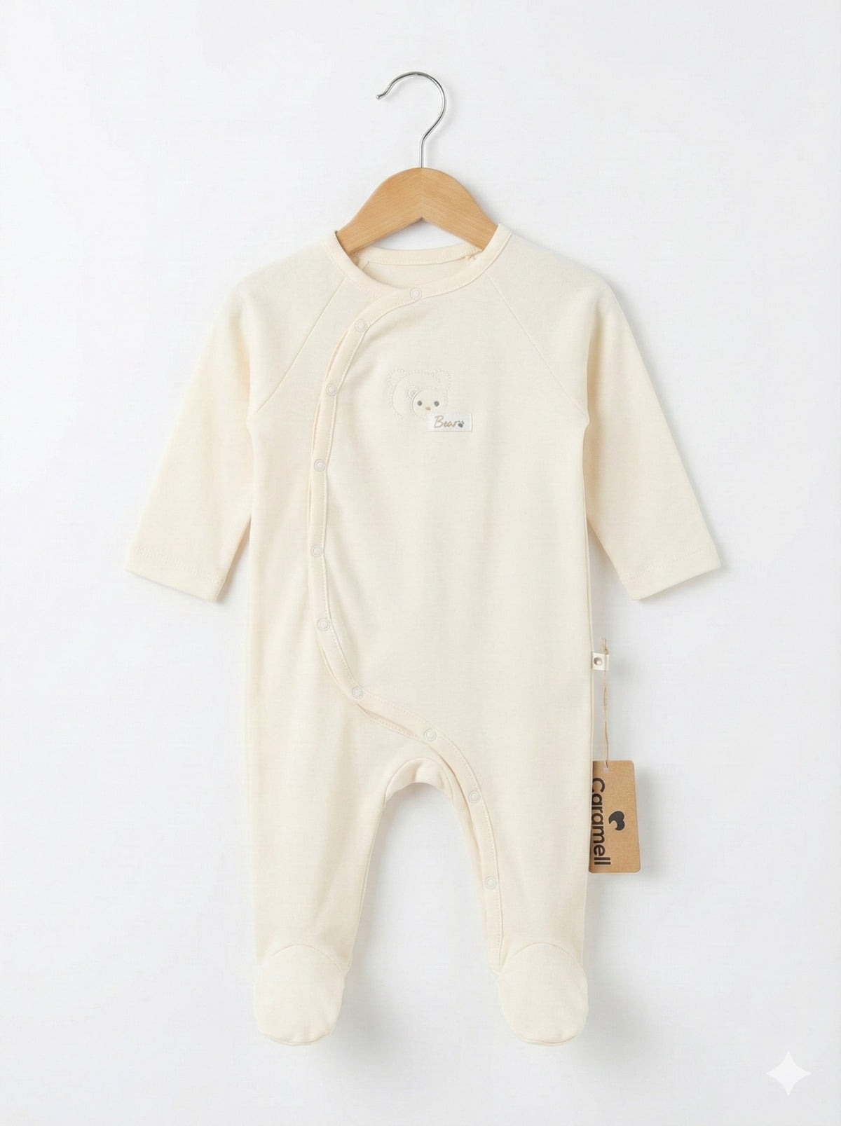 Grenouillère bébé Caramell écru à pressions croisées avec ourson brodé et étiquette Caramell