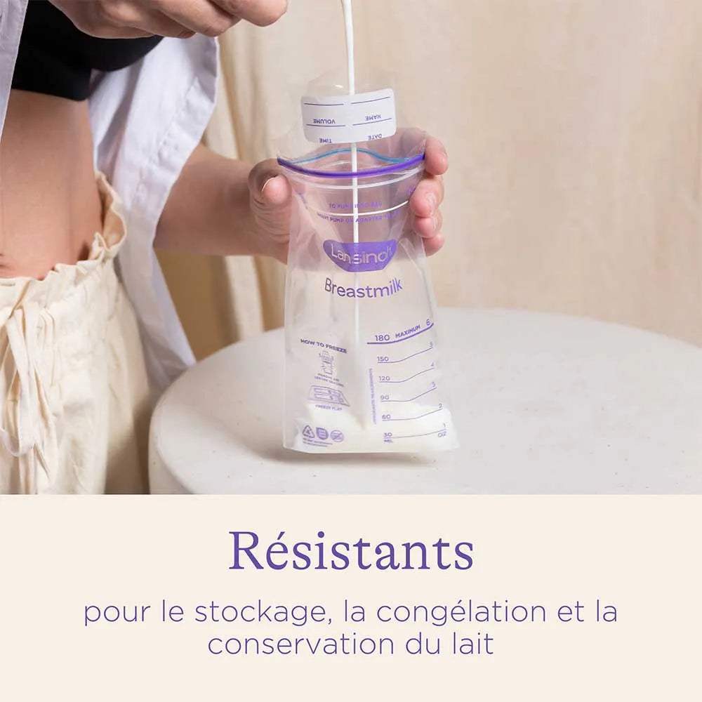Sachet Lansinoh tenu à la main pendant le remplissage, graduations de 30 à 180 ml visibles