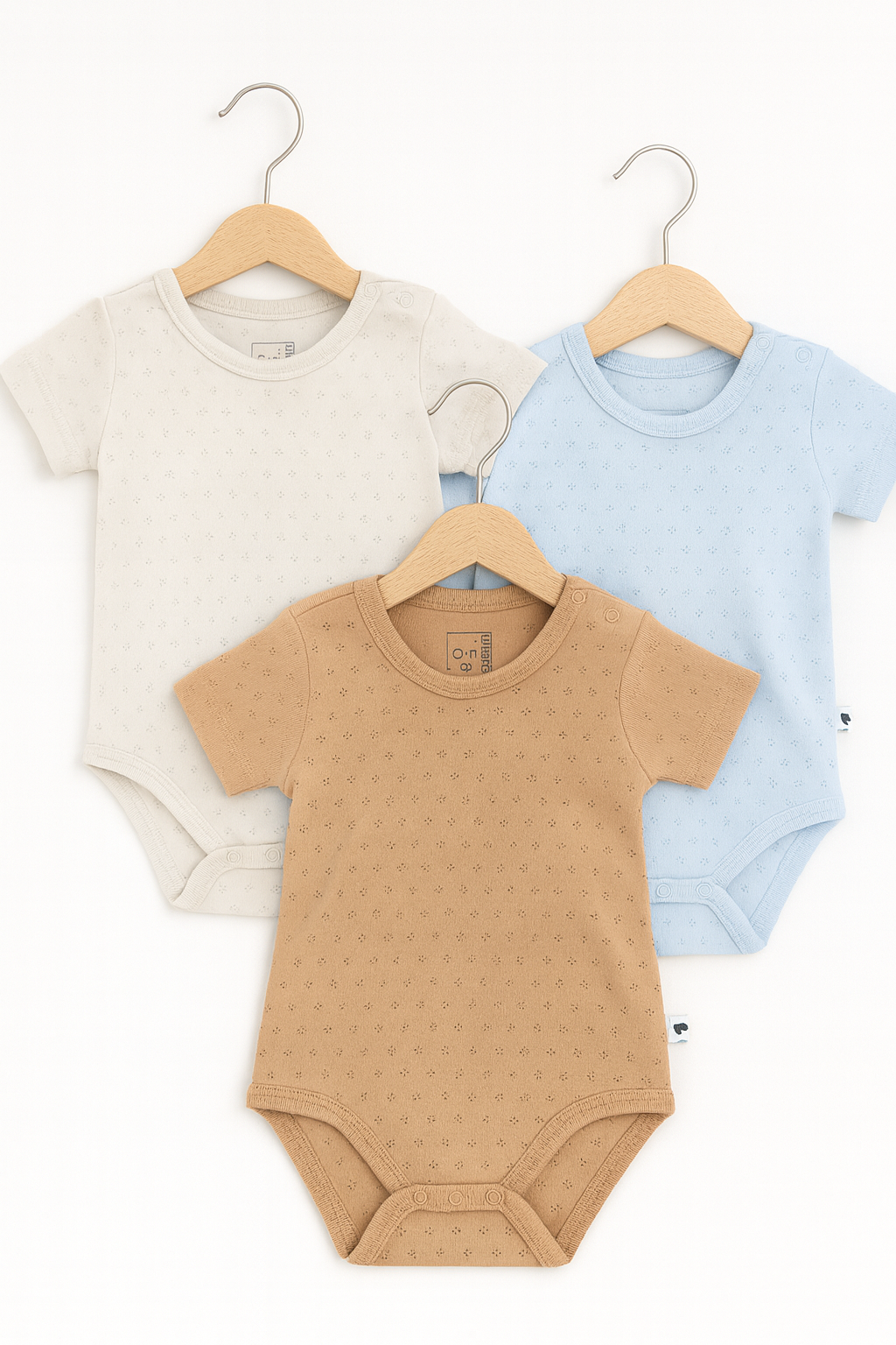 Lot de 3 bodies Caramell à manches courtes en coton ajouré : écru, bleu ciel et camel, sur cintres – Babyboss.ma
